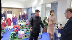 Diisukan Meninggal Dunia, Korut Rilis Foto Kim Jong Un di Pameran Fashion