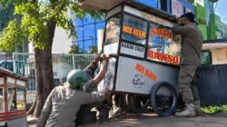 PKL Membandel di Bekasi Barat, Enam Gerobak Disita Satpol PP
