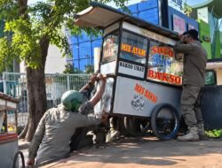 PKL Membandel di Bekasi Barat, Enam Gerobak Disita Satpol PP