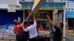 Belasan Reklame Ilegal di Bekasi Selatan Dibabat