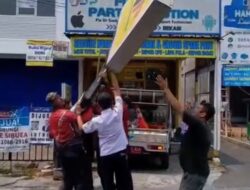 Belasan Reklame Ilegal di Bekasi Selatan Dibabat