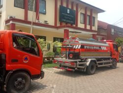 Pemkot Bekasi Kerahkan Tiga Mobil Tangki Suplai Air Bersih ke Warga Sumur Batu